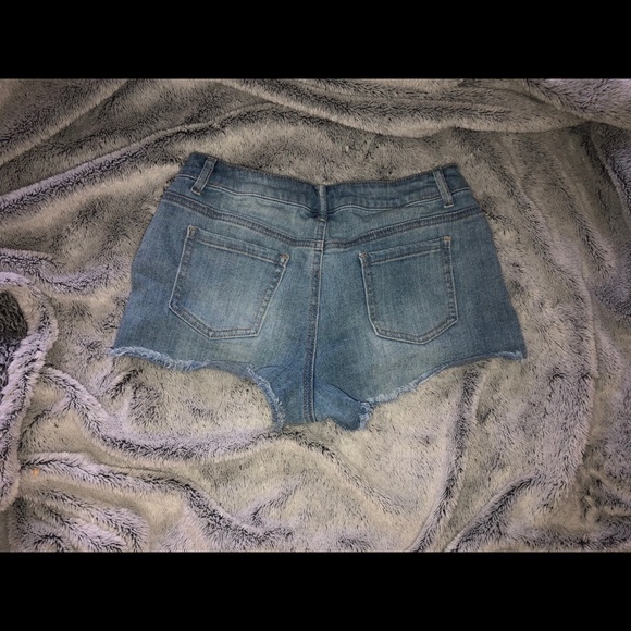 Somewhat high waisted shorts - Picture 3 of 3